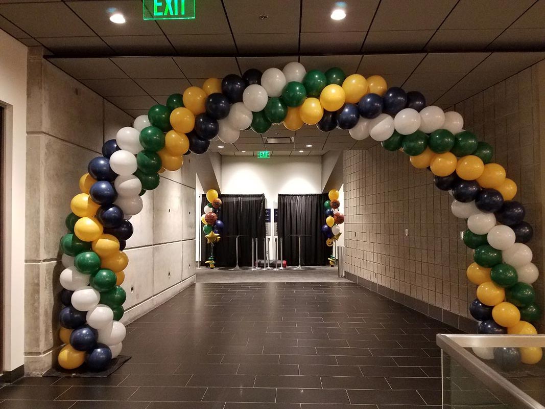 Jazz balloon arch with bouquets