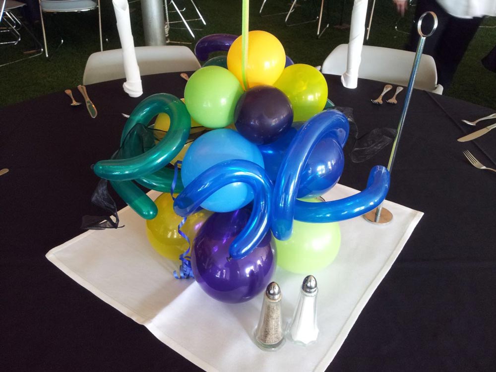 Balloon centerpiece with 5 inch balloons and twisties