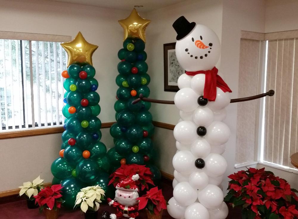 Balloon snowman and Christmas tree